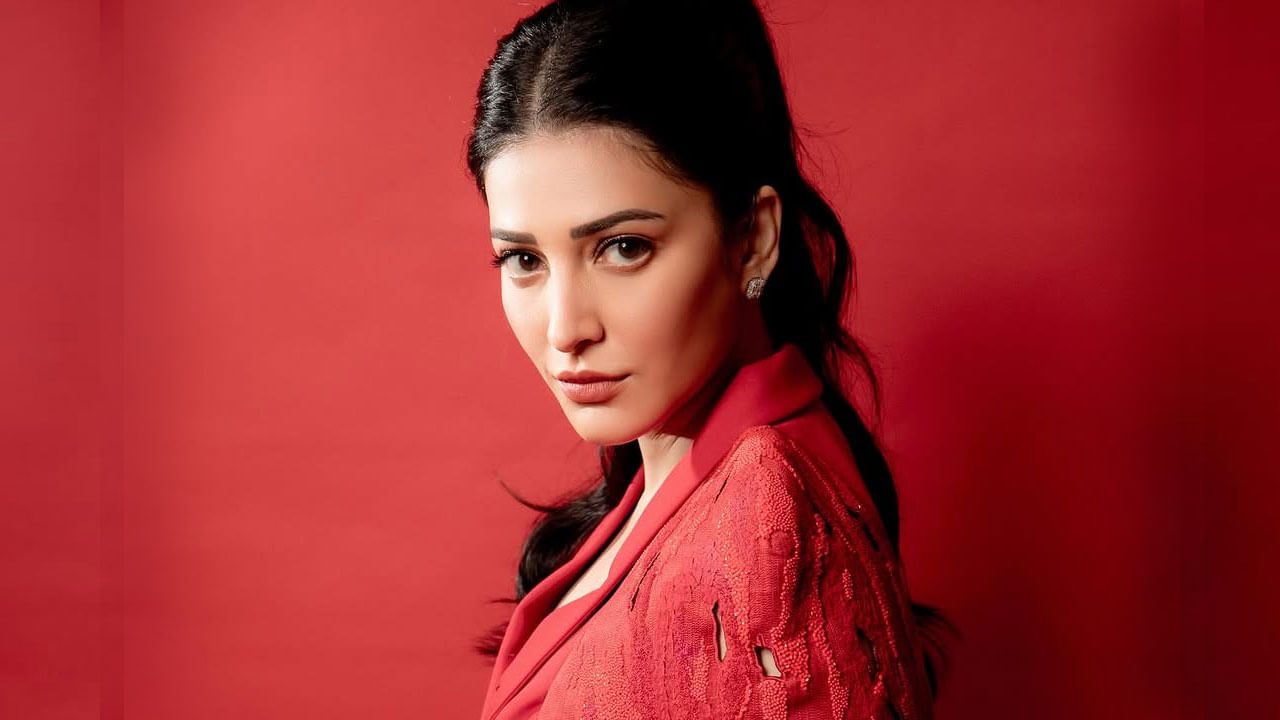 తాజాగా రెడ్ కలర్ డ్రెస్‌లో పలు ఫొటోలకు ఫోజులిచ్చింది. అందులో శృతిహాసన్ చాలా అందంగా కనిపించింది. ప్రస్తుతం దీనికి సంబంధించిన ఫొటోలు సోషల్ మీడియలో తెగ వైరల్ అవుతున్నాయి.