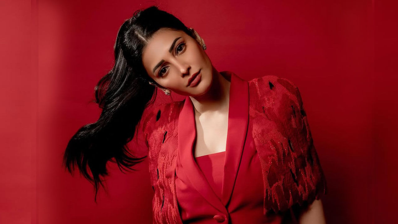 ఇక నటనతోనే కాకుండా శృతిహాసన్ సింగర్‌గా కూడా తన సత్తాచాటుతోంది. చాలా సినిమాల్లో ఈ బ్యూటీ పాటలు పాడి, తనకంటూ ఓ స్పెషల్ ఇమేజ్ క్రియేట్ చేసుకుంది.