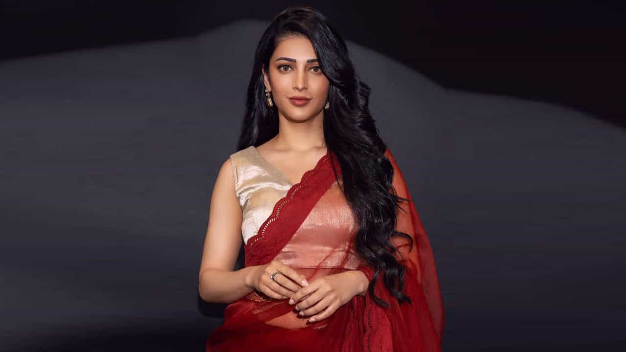 మల్టీ ట్యాలెంటెడ్‌ బ్యూటీ శృతిహాసన్‌కు చికెన్‌ సాంబార్‌ అంటే ఎంతో ఇష్టమని గతంలో ఇచ్చిన ఇంటర్వ్యూలో తెలిపింది. ఇంటా బయటా అనే తేడా లేకుండా ఎక్కడ కనిపించినా తింటానని తెలిపింది.