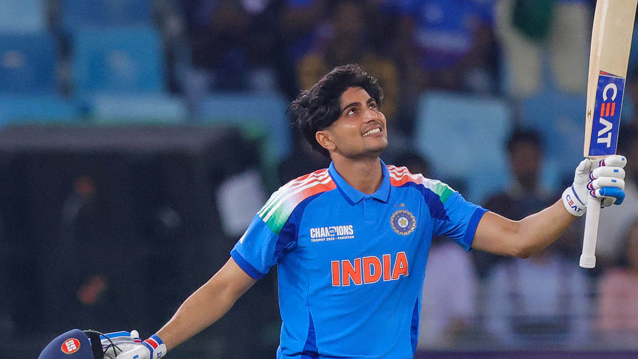 లాస్ట్‌ బట్‌ నాట్‌ లీస్ట్‌ టీమిండియా యంగ్‌ గన్‌ శుమ్‌మన్‌ కూడా ఈ లిస్ట్‌లో నేనున్నాను అంటున్నాడు. కానీ, గిల్‌ కచ్చితంగా ఫైనల్‌లో  సెంచరీ చేస్తేనే మిగతా అందర్నీ దాటుకొని ఫస్ట్‌ ప్లేస్‌కి వెళ్లే అవకాశం ఉంది. గిల్‌ సెంచరీ చేయడంతో పాటు రచిన్‌, కోహ్లీ లాంటి టాప్‌లో ఉన్న ఆటగాళ్లు తక్కువ స్కోర్‌కే పరిమితం అవ్వాలి. అప్పుడే గిల్‌ నంబర్‌ వన్‌ ప్లేస్‌కి వెళ్తాడు. వీరే కాకుండా రోహిత్‌ శర్మ లాంటి వాళ్లు ఏ డబుల్‌ సెంచరీ బాదేసి నంబర్‌ ప్లేస్‌లోకి వచ్చినా ఆశ్చర్యపోవాల్సిన పనిలేదు. ఎప్పుడు ఎవరు ఎలా ఆడతాడరో చెప్పలేం. అదే క్రికెట్‌లోని అసలు మజా. అయితే ఇప్పుడు చెప్పుకున్న వారికి అయితే ఎక్కువ అవకాశం ఉంది. 