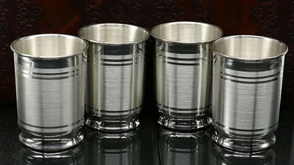 Silver Benefits: వెండి గ్లాసులో నీళ్లు తాగడం అంత మంచిదా.. ఆయుర్వేదం చెప్పే రహస్యమిదే..