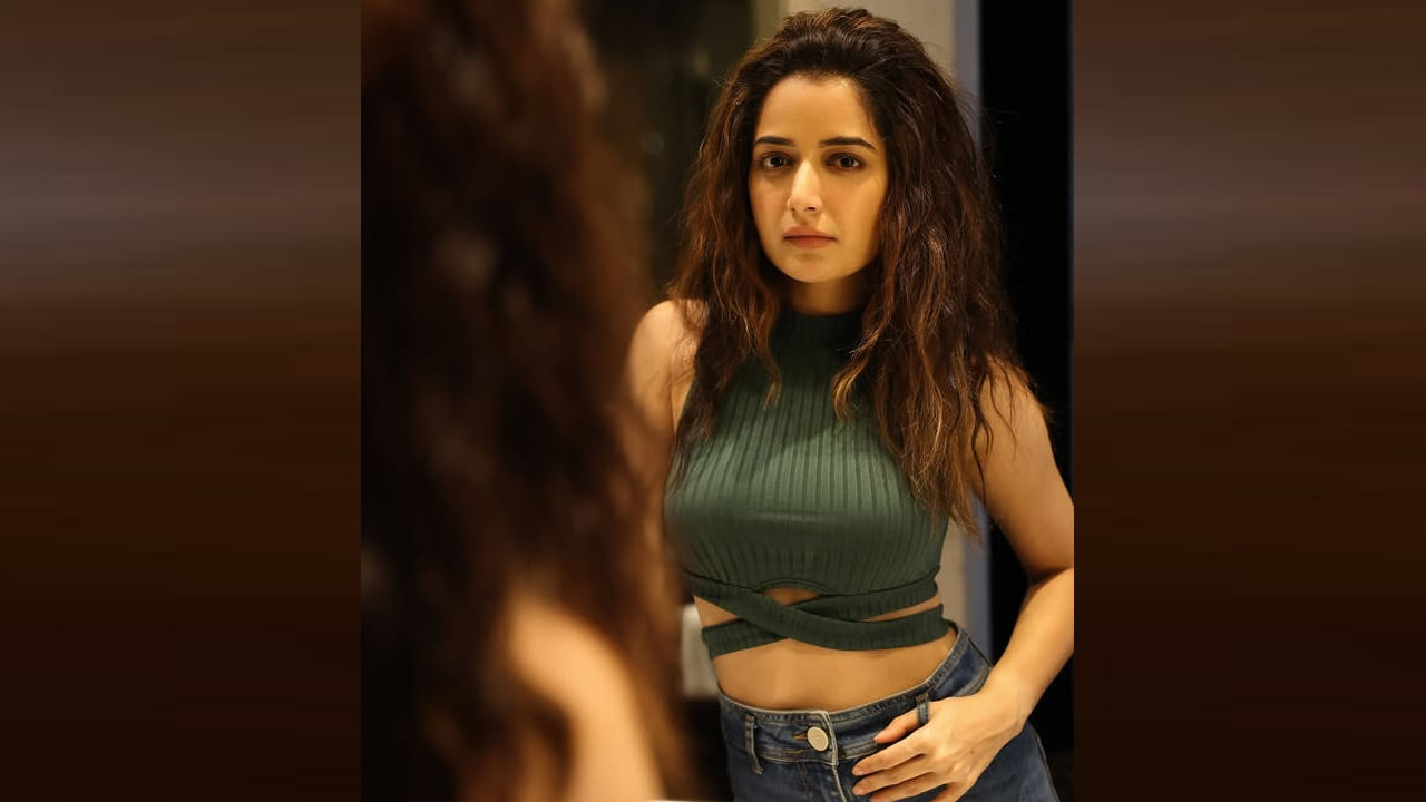 అక్కడ ఆమె క్లీన్ అండ్ క్లియర్ ఫ్రెష్ ఫేస్ బెంగుళూరు పోటీ కోసం ఆడిషన్ చేసింది, మిస్ ఫ్రెష్ ఫేస్ 2014 రన్నరప్‌గా నిలిచింది. ఫ్రీస్టైల్, బెల్లీ మరియు వెస్ట్రన్‌తో సహా వివిధ డ్యాన్స్ స్టైల్స్ కూడా శిక్షణ పొందింది ఈ ముద్దుగుమ్మ.