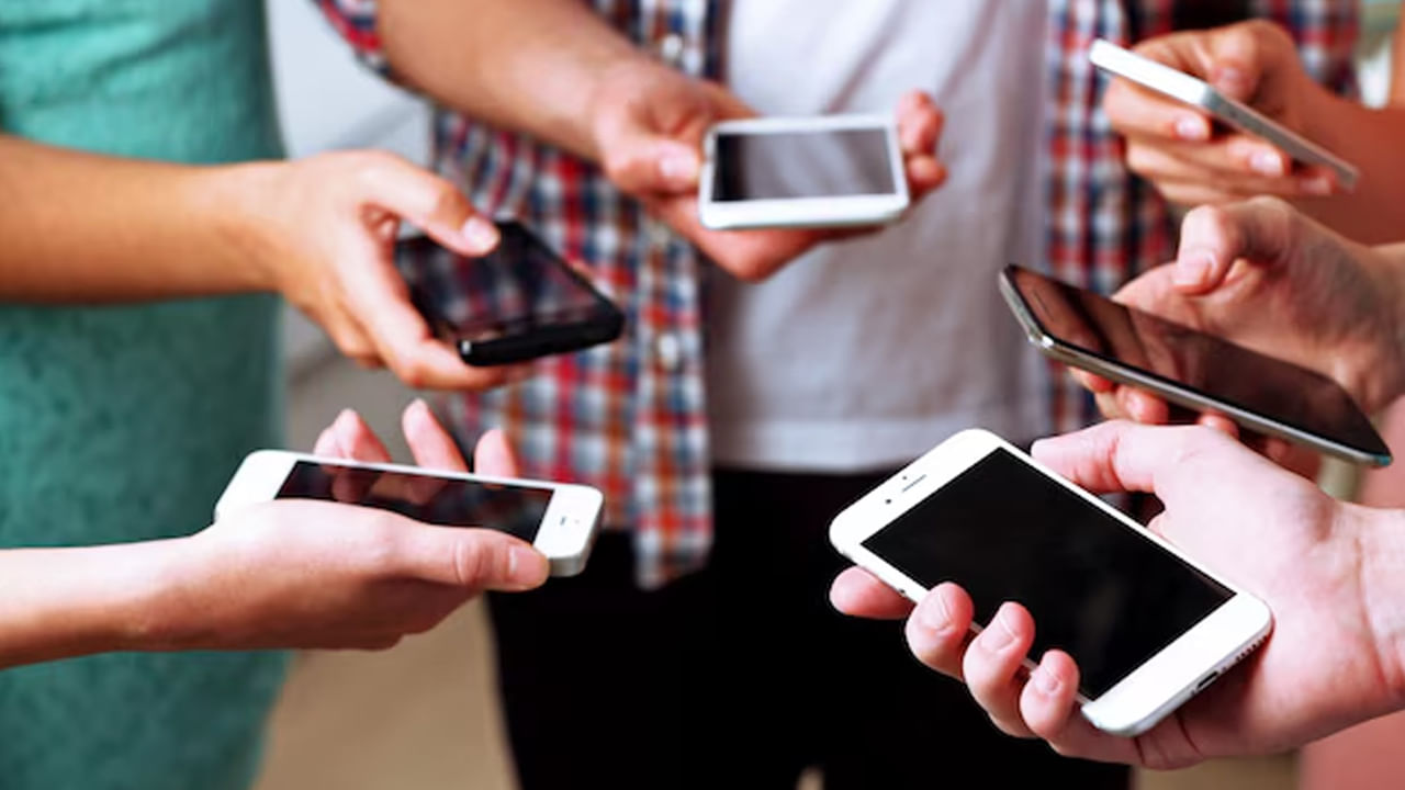 పిల్లల నుంచి పెద్దల వరకు ఈ మధ్య ప్రతీ ఒక్కరి చేతుల్లోనూ కచ్చితంగా స్మార్ట్‌ఫోన్‌ ఉండాల్సిందే. అతిగా స్మార్ట్ ఫోన్ వాడకం వల్ల అనేక ఆరోగ్య సమస్యలు తలెత్తుతున్నాయి. ఇలాంటి తరుణంలో వరుసగా మూడు రోజులు స్మార్ట్‌ఫోన్‌ వాడకుండా ఉంటే ఏమవుతుందో తెలుసా.? మీకు ఇది అసాధ్యంగా అనిపించవచ్చు. కానీ ఒక్కసారి ప్రయత్నిస్తే.. ఎన్నో సత్ఫలితాలు ఉంటాయని ఇటీవల ఎక్స్‌పర్ట్‌లు చేసిన ఓ సర్వేలో తేలింది. 