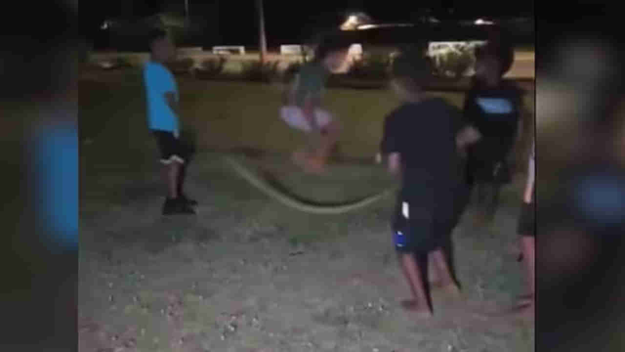 Viral Video: ఒరెయ్.. అది కొండచిలువరా... స్కిప్పింగ్ తాడు కాదు...