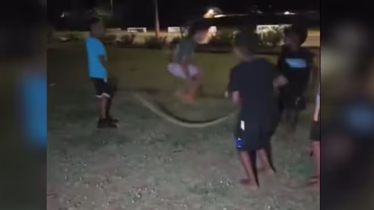 Viral Video: ఒరెయ్.. అది కొండచిలువరా... స్కిప్పింగ్ తాడు కాదు...