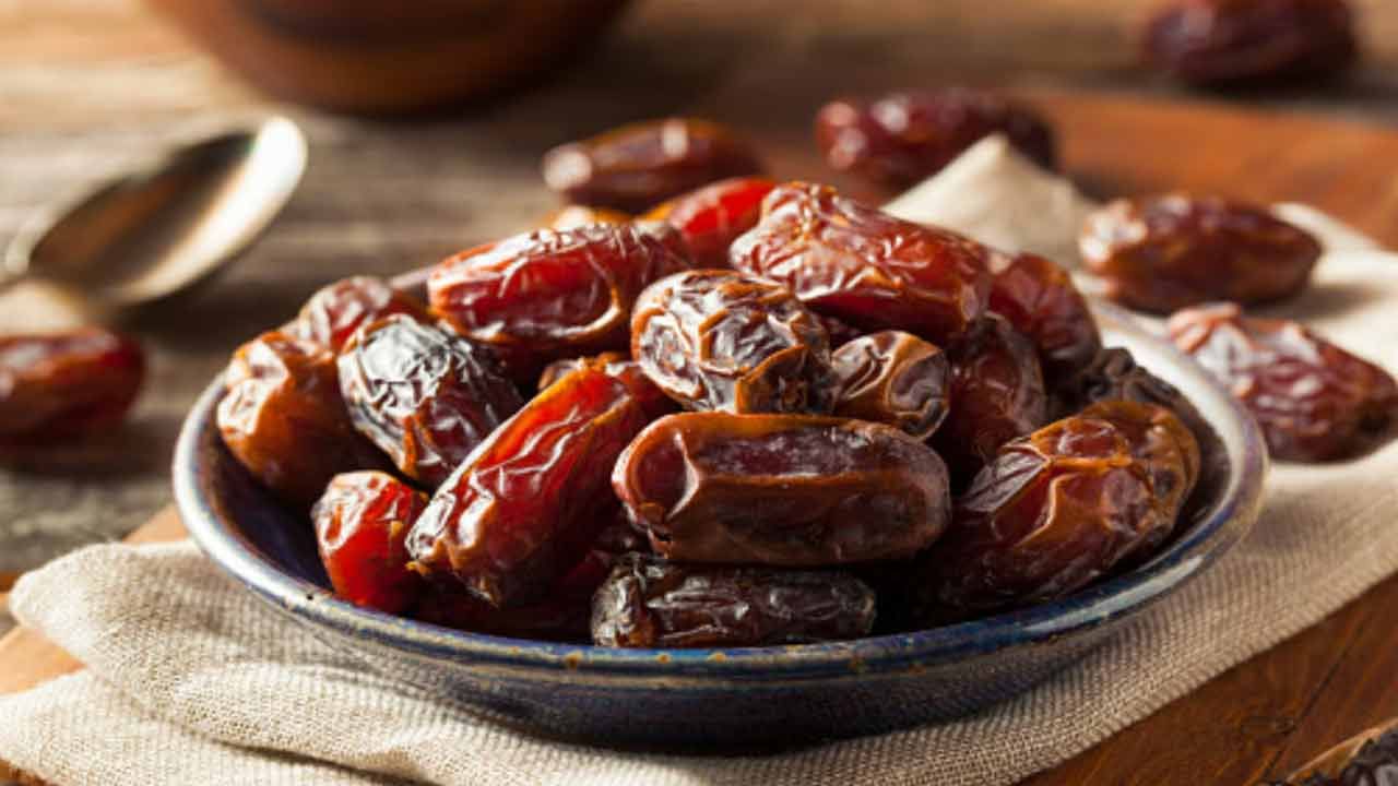 ప్రతిరోజూ 2 నానబెట్టిన ఖర్జూర పండ్లు తినడం వల్ల ప్రేగు కదలిక సులభతరం అవుతుంది. మలబద్ధకం నుండి ఉపశమనం లభిస్తుంది. పాలలో నానబెట్టిన ఖర్జూరం తినడం వల్ల శరీరంలో కాల్షియం పరిమాణం రెట్టింపు అవుతుంది. ఆర్థరైటిస్, ఆస్టియోపోరోసిస్ వంటి సమస్యలను కూడా దీని ద్వారా నయం చేయవచ్చు.