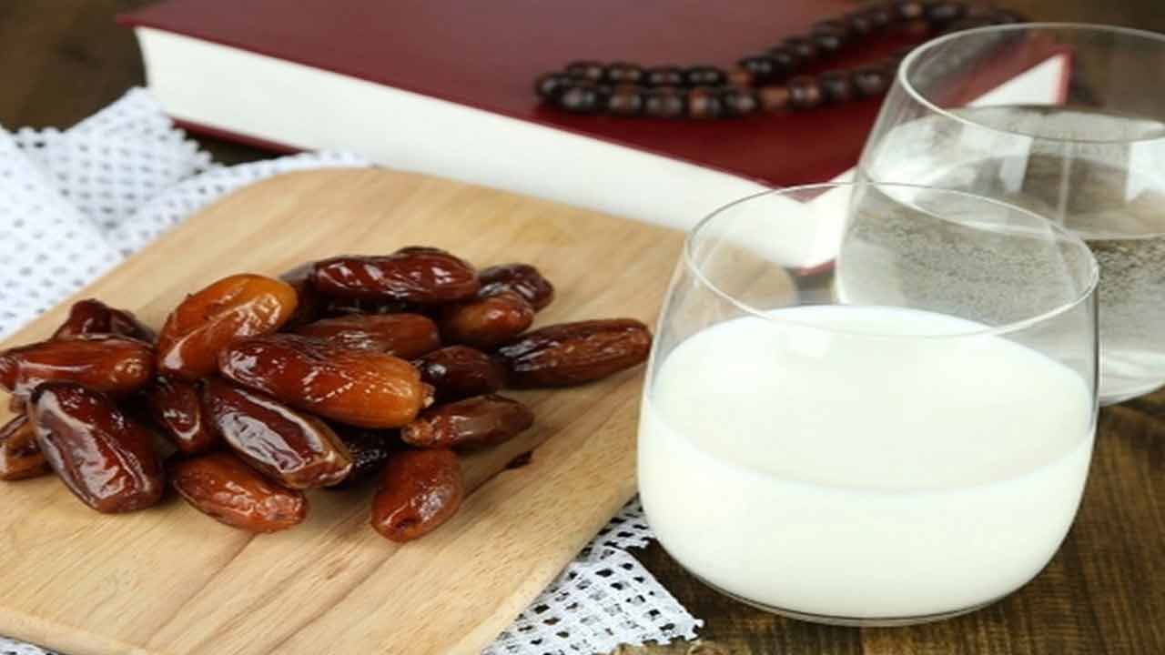 ఖర్జూరాలను నానబెట్టడం వల్ల పోషకాలు సులభంగా అందుతాయి. పిల్లలకు రోజూ నానబెట్టిన ఖర్జూరం ఇవ్వడం వల్ల రోగనిరోధక శక్తి పెరుగుతుంది. రక్తహీనత సమస్య తగ్గుతుంది. ఒక ఖర్జూరంతో మొదలుపెట్టి.. రోజుకు 2, 3 కూడా ఇవ్వవచ్చు. వీటిని వారికి డైరెక్ట్ గా ఇవ్వచ్చు. లేదా మెత్తగా చేసి పాలల్లో కలిపి ఇవ్వవచ్చు.