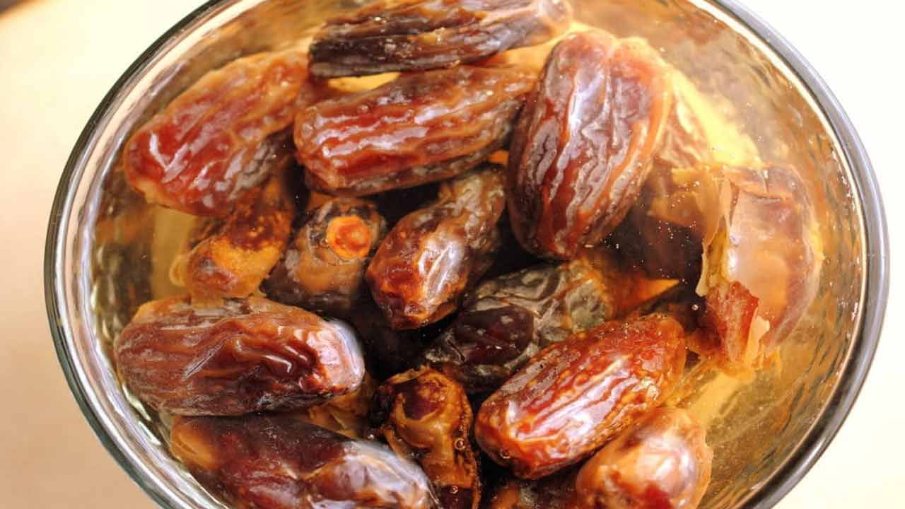 ప్రతిరోజూ 2 నానబెట్టిన ఖర్జూరాలు తినడం వల్ల జ్ఞాపకశక్తి పెరుగుతుంది మరియు పదును పెడుతుంది. మెదడు నరాలలో వాపు తగ్గుతుంది. రోజూ 2 నానబెట్టిన ఖర్జూరాలు తినడం వల్ల బరువు పెరగడంలో సహాయపడుతుంది. శరీరంలో ఆరోగ్యకరమైన కొవ్వు కూడా పెరుగుతుంది.
