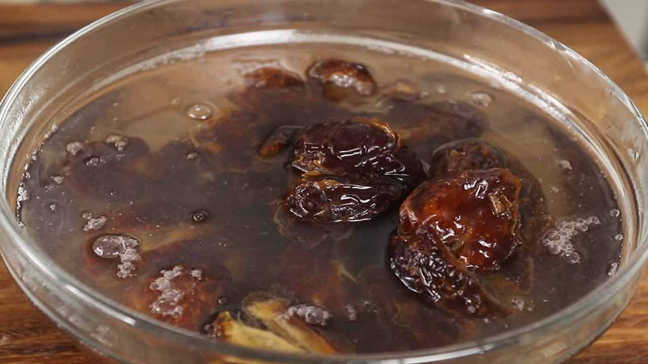 ఖర్జూరంలో ఇనుము ఉంటుంది. ఇది రక్తహీనతను నివారించడంలో సహాయపడుతుంది. ఇది ఎర్ర రక్త కణాల ఉత్పత్తిని పెంచుతుంది. శరీరంలో ఆక్సిజన్ స్థాయిని కూడా పెంచుతుంది. ఖర్జూరాలు సహజ చక్కెరకు ఆరోగ్యకరమైన మూలం. వాటిలో గ్లూకోజ్, సుక్రోజ్, ఫ్రక్టోజ్ ఉంటాయి. ఉదయం ఖాళీ కడుపుతో నానబెట్టిన ఖర్జూర పండ్లను తినడం వల్ల శరీరం రోజంతా చురుగ్గా, శక్తితో నిండి ఉంటుంది.