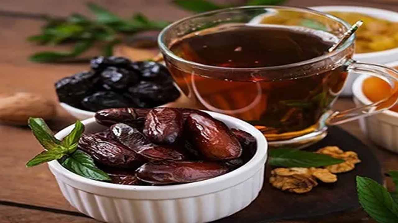 ఖర్జూరాలు చాలా రుచిగా ఉంటాయి. కాబట్టి చాలామంది వీటిని ఎప్పుడుపడితే అప్పుడే తింటుంటారు. కానీ, సరైన పద్ధతిలో తింటే రెట్టింపు ప్రయోజనాలు అందుతాయని నిపుణులు చెబుతున్నారు. వీటిని ప్రతిరోజూ రాత్రి 2 లేదా 3 నానబెట్టుకొని తెల్లారి ఉదయం ఖాళీ కడుపుతో తింటే మంచి ఫలితాలు చూడవచ్చని నిపుణులు చెబుతున్నారు.