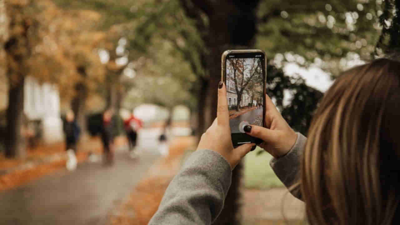 యువతని నిర్వీర్యం చేస్తోన్న స్మార్ట్ ఫోన్, సోషల్ మీడియా.. తీవ్రమైన వ్యాధి బారిన పడుతున్న బాలికలు.. దర్యాప్తులో షాకింగ్ విషయాలు