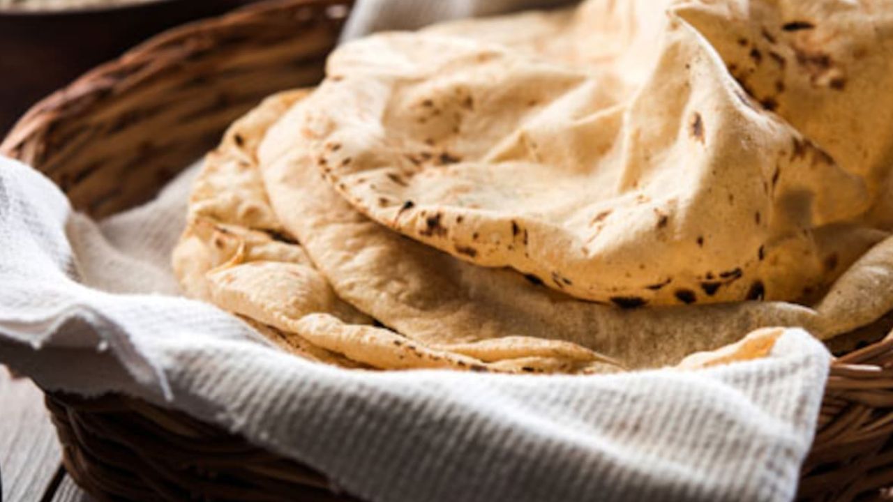 చపాతీ తయారీలో మీరు పొరపాటున కూడా ఈ తప్పులు చేయకండి..! ఈ సీక్రెట్ ట్రిక్స్ ఫాలో అవ్వండి..!