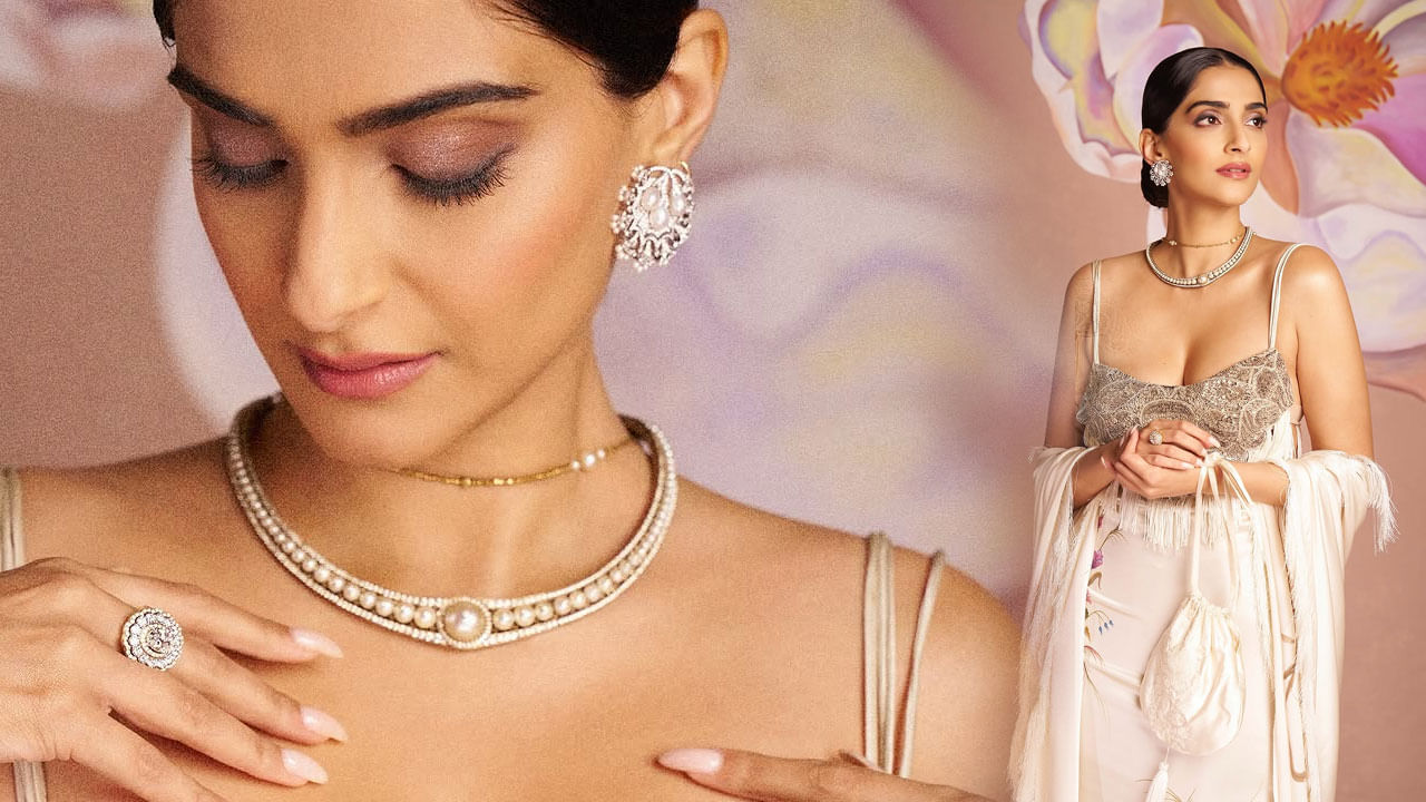 ఇక ఎప్పుడూ సోషల్ మీడియాలో చాలా యాక్టివ్‌గా ఉండే ఈ బ్యూటీ, తన అందంతో కుర్రకారును మాయ చేస్తుంటుంది.