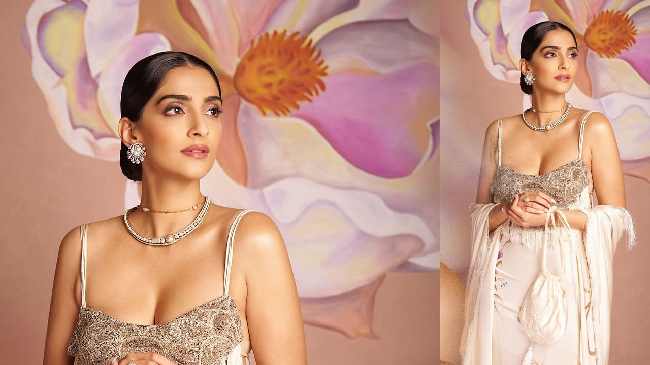 తాజాగా ఈ ముద్దుగుమ్మ వైట్ అండ్ గోల్డ్ కలర్ డ్రెస్ ధరించి, తన వీపు అందాలను చూపిస్తూ, అభిమానులను ఉక్కిరిబిక్కిరి చేస్తుంది. ప్రస్తుతం దీనికి సంబంధించిన ఫొటోలు సోషల్ మీడియాలో తెగ వైరల్ అవుతున్నాయి.