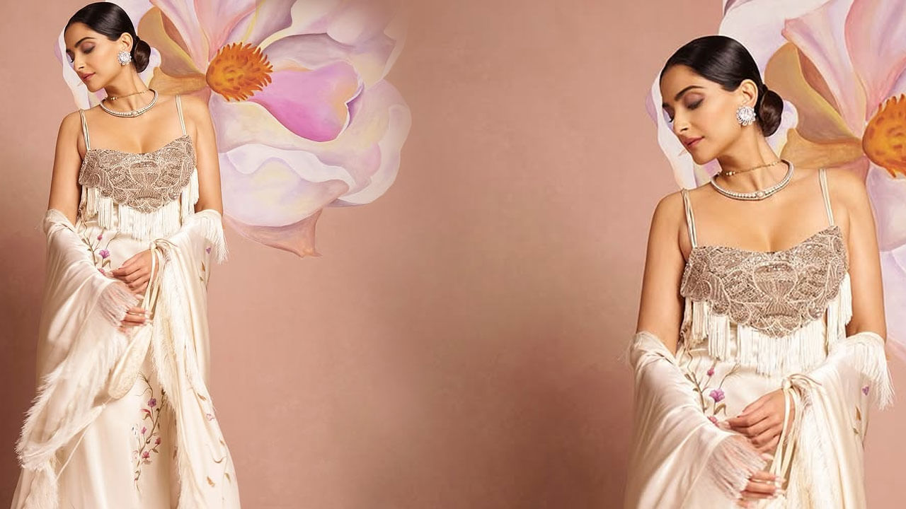 వైట్ అండ్ గోల్డ్ డ్రెస్‌లో సోనమ్ కపూర్ అదిరిపోయిందంటూ తన ఫ్యాన్స్ నెట్టింట కామెంట్ల వర్షం కురిపిస్తున్నారు. కాగా, మీరు కూడా ఈఫొటోస్ పై  ఓ లుక్ వేయండి మరి.