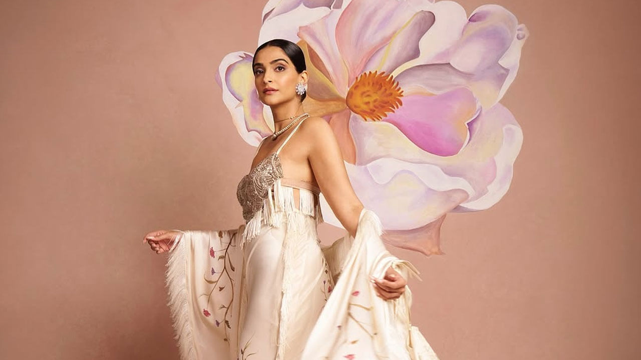 బాలీవుడ్ బ్యూటీ సీనియర్ స్టార్ హీరోయిన్, సోనమ్ కపూర్ గురించి, ప్రత్యేకంగా చెప్పాల్సిన పని లేదు. 2007లో సంజయ్ లీలా భన్సాలీ దర్శకత్వంలో వచ్చిన సావరియా అనే సినిమా ద్వారా బాలీవుడ్ వెండితెరపైకి అడుగు పెట్టింది ఈ ముద్దుగుమ్మ.