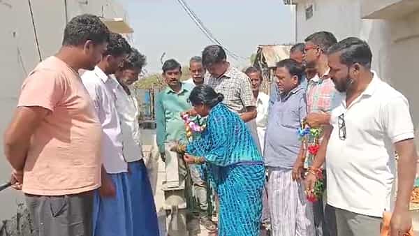 Watch Video: బొట్లు పెట్టి.. శాలువాలు కప్పి.. పాతాళ గంగకు ప్రత్యేక పూజలు.. బోరు బావికి సన్మానం!