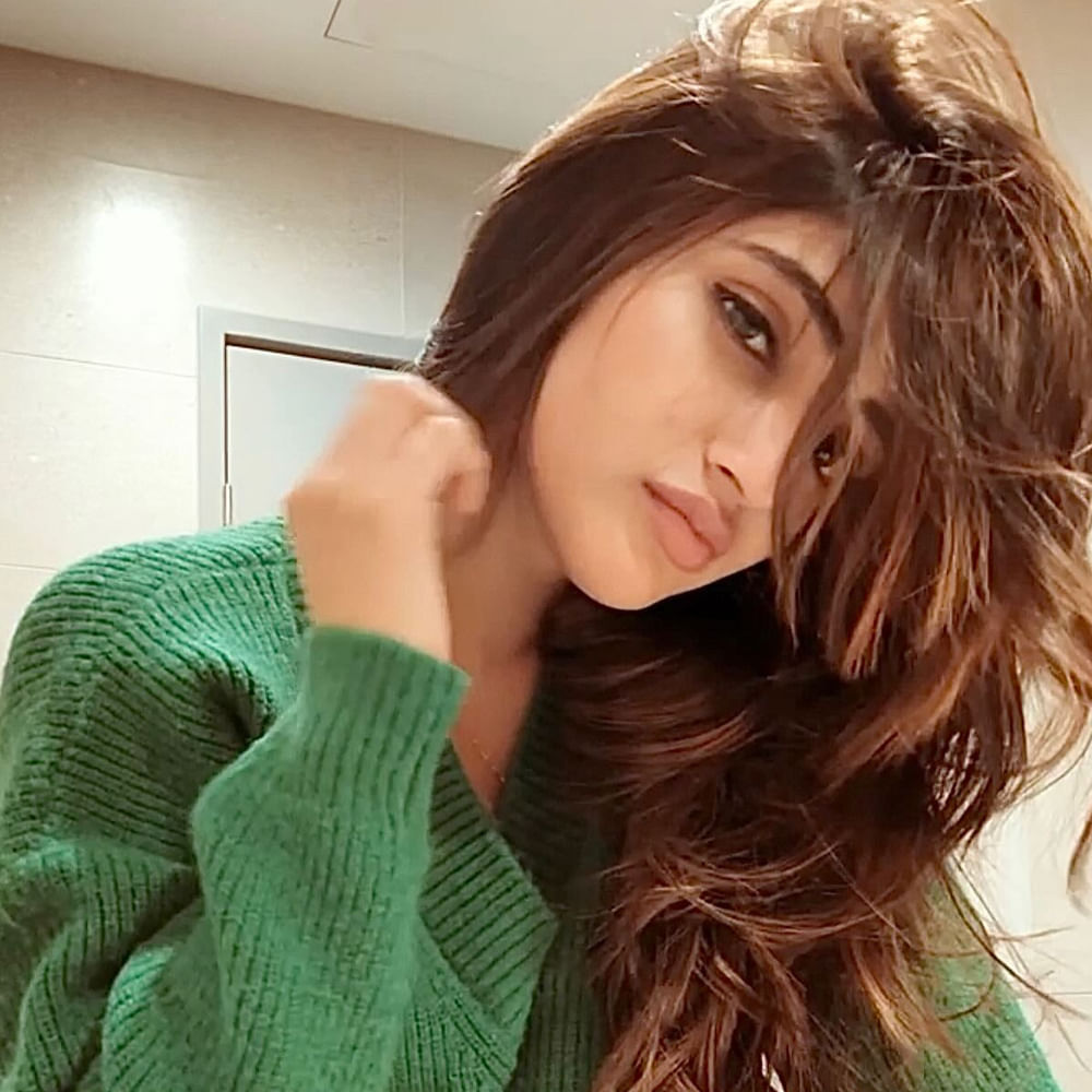 దీంతో పాటు తమిళంలో శివకార్తికేయన్‌తో పరాశక్తి సినిమా చేస్తున్నారు. ఈ మధ్యే కార్తీక్ ఆర్యన్‌తో ఓ సినిమాకు కమిటయ్యారు శ్రీలీల. ఈ సినిమాతోనే బాలీవుడ్‌లో అడుగు పెడుతున్నారీ బ్యూటీ. డెబ్యూ సినిమా హీరోతోనే శ్రీలీల డేట్ చేస్తుందంటూ ప్రచారం మొదలైందిప్పుడు. 
