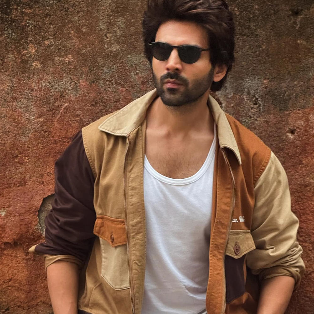 ఈ మధ్యే జరిగిన ఐఫా వేడుకల్లో నిర్మాత కరణ్ జోహార్ అడిగిన ఒక ప్రశ్నతో ఇదంతా మొదలైంది. మీకు కాబోయే కోడలు ఎలా ఉండాలని కోరుకుంటున్నారంటూ కార్తిక్ ఆర్యన్ అమ్మను అడిగారు కరణ్. దానికి ఆమె డాక్టర్ ఐతే బాగుంటుందన్నారు.. అంతే ఆ ఒక్క మాటతో కార్తిక్ ఆర్యన్, శ్రీలీల మధ్య ఏదో ఉందంటూ బాలీవుడ్ మీడియా కథనాలు అల్లేసింది.