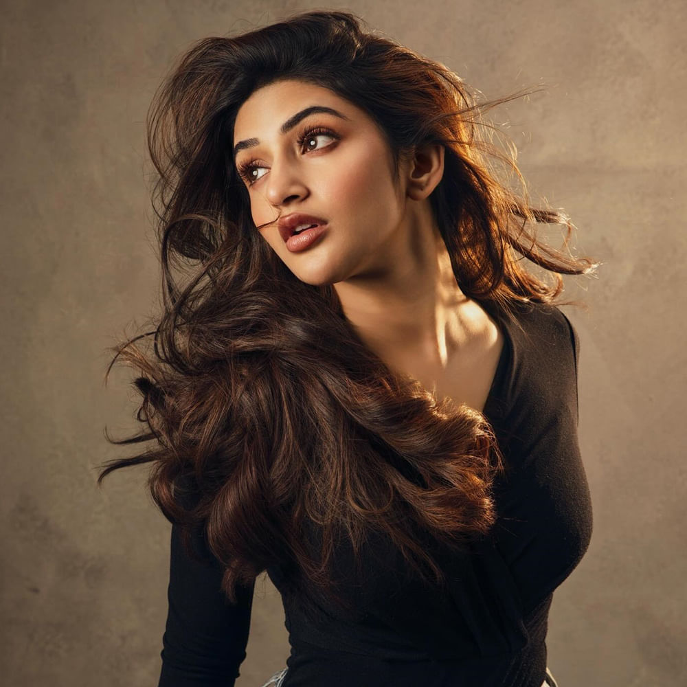 శ్రీలీల కూడా డాక్టర్ కమ్ యాక్టర్ కాబట్టి.. కార్తిక్ ఆర్యన్, శ్రీలీల డేటింగ్‌లో ఉన్నారంటూ రూమర్స్ మొదలయ్యాయి. అయితే ఆ డౌట్ అప్పుడే అక్కడే తీర్చేసారు ఈ హీరో. ఇంట్లో వాళ్లు కోరుకున్నది హాస్పిటల్లో పనిచేసే డాక్టర్ అని.. సినిమాల్లో నటించే డాక్టర్ కాదంటూ క్లారిటీ ఇచ్చారు కార్తిక్. దాంతో గాసిప్స్‌కు ఫుల్ స్టాప్ పడింది. 