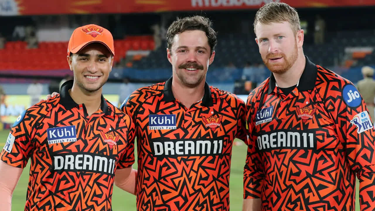 ఇక రెండో టీమ్ సన్రైజర్స్ హైదరాబాద్. గతసారి ఫైనల్కు చేరుకున్న సన్రైజర్స్ హైదరాబాద్ జట్టులో అలాంటి మార్పు లేదు. SRH ఈసారి కూడా టాప్ 4 లో చోటు దక్కించుకుంటుందని వీరు అంచనా వేశాడు, ముఖ్యంగా వారి బ్యాటింగ్ లైనప్ బలంగా ఉన్నందని పేర్కొన్నాడు.