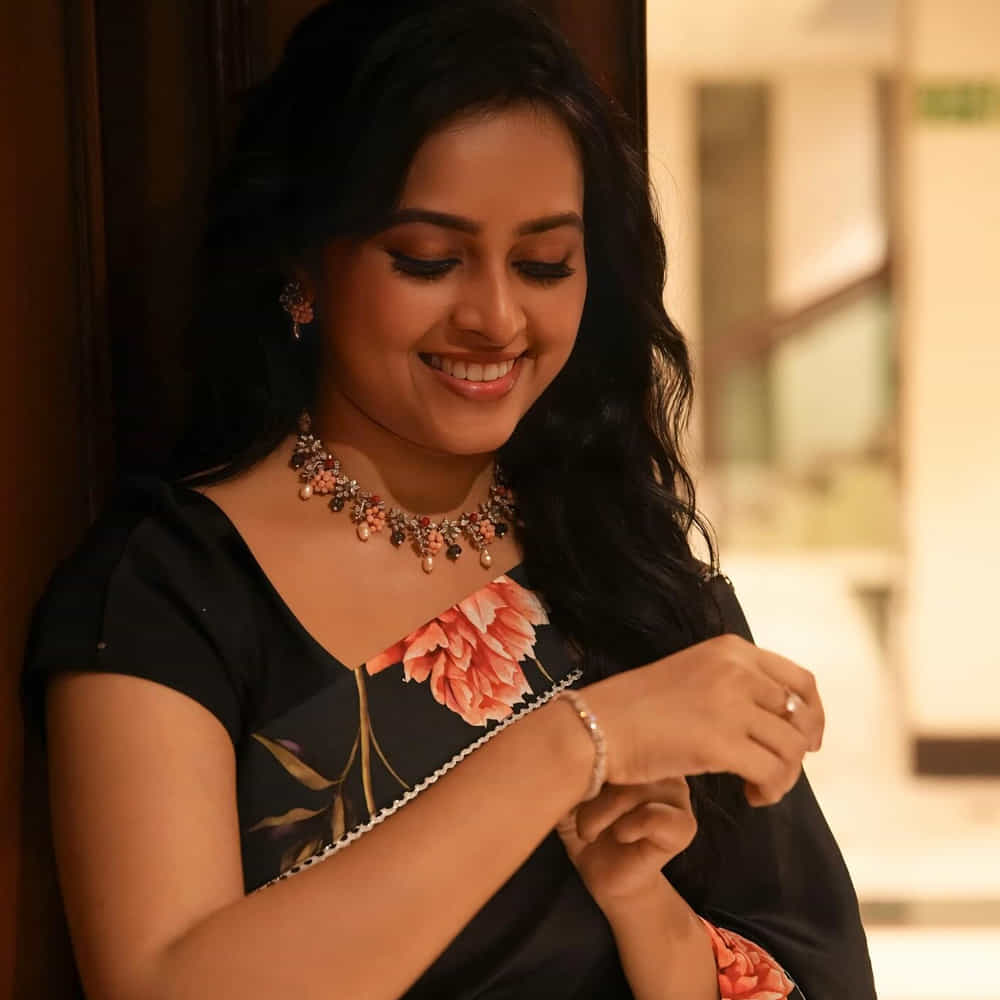 ఆతర్వాత తమిళ్ లో సినిమాలు చేయడం మొదలు పెట్టింది. తెలుగులో హీరోయిన్ గా మనసారా, బస్ స్టాప్, మల్లెలతీరంలో సిరిమల్లెపువ్వు వంటి సినిమాలు చేసింది. ఇక సోషల్ మీడియాలో యాక్టివ్ గా ఉండే శ్రీ దివ్య తాజాగా కొన్ని ఫోటోలను పంచుకుంది. 