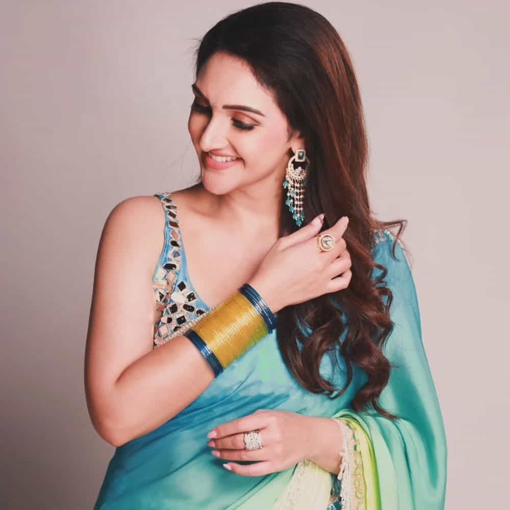 ఇదిలా ఉంటే.. సోషల్ మీడియాలో శ్రీదేవి విజయ్ కుమార్ చాలా యాక్టివ్. నిత్యం ఏదోక పోస్ట్ చేస్తూనెటిజన్లను ఆకట్టుకుంటుంది. తాజాగా ఈ అమ్మడు షేర్ చేసిన ఫోటోస్ చూసి షాకవుతున్నారు ఫ్యాన్స్. అప్పటికీ.. ఇప్పటికీ ఏమాత్రం మారలేదంటూ కామెంట్స్ చేస్తున్నారు.