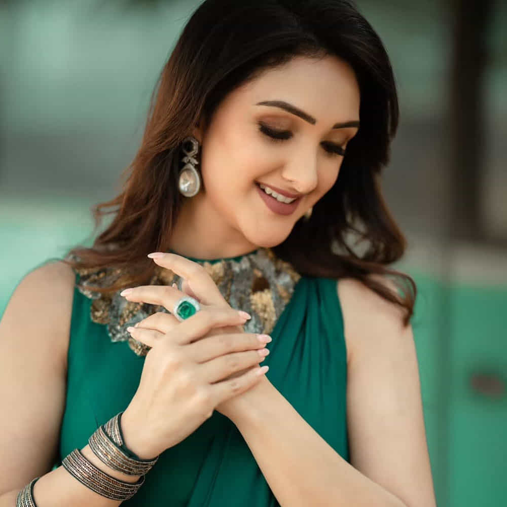 దాదాపు 22 ఏళ్ల క్రితం కథానాయికగా వెండితెరకు పరిచయమైన ఈ ముద్దుగుమ్మ.. ఇప్పటికీ చెక్కు చెదరని అందంతో కుర్ర హీరోయిన్లకు గుబులు పుట్టిస్తోంది. తాజాగా ఈ బ్యూటీ ఫోటోస్ నెట్టింట వైరలవుతున్నాయి.