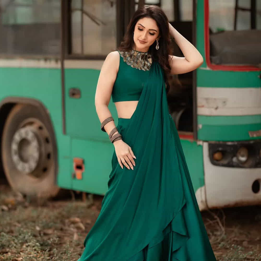 శ్రీదేవి విజయ్ కుమార్.. తెలుగు ప్రేక్షకులకు పరిచయం అవసరంలేని పేరు. ప్రభాస్ హీరోగా పరిచయమైన ఈశ్వర్ మూవీతో ఇండస్ట్రీలోకి అడుగుపెట్టింది. తొలి చిత్రంతోనే కుర్రాళ్ల హృదయాలను దొచేసింది ఈ వయ్యారి.