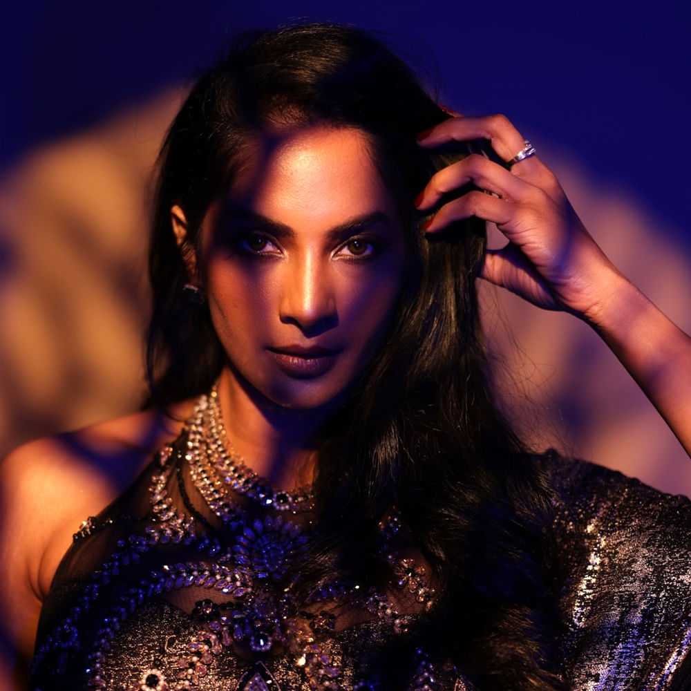 ఇటీవల "సలార్" చిత్రంలో రాధా రామ పాత్రలో ఆమె నటనకు విమర్శకుల ప్రశంసలు దక్కాయి. ఆమె తదుపరి పవన్ కళ్యాణ్ నటించిన ఓజీ చిత్రంలో కూడా కనిపించనుంది. తాజాగా సోషల్ మీడియాలో కొన్ని ఫోటోలు షేర్ చేసింది ఈ బ్యూటీ. 