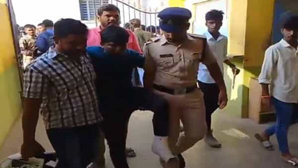 ప్రమాదంలో కాలు విరిగినా బ్యాండేజ్ తో పరీక్షకు హాజరైన విద్యార్ధి.. ఎక్కడంటే...