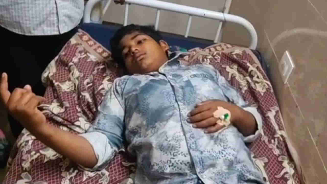 Andhra Pradesh: తాచుపాము కరిచినా 10వ తరగతి పరీక్ష రాసిన విద్యార్థి..