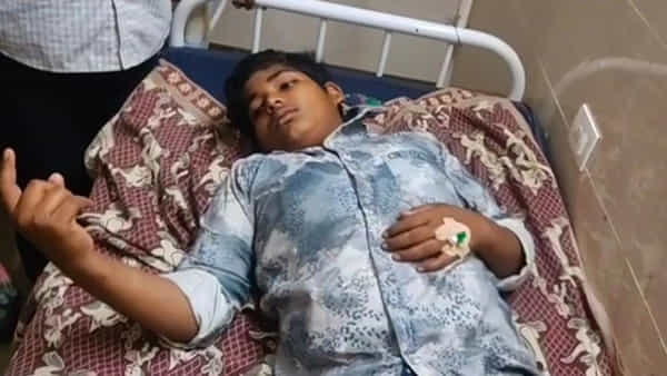 Andhra Pradesh: తాచుపాము కరిచినా 10వ తరగతి పరీక్ష రాసిన విద్యార్థి..
