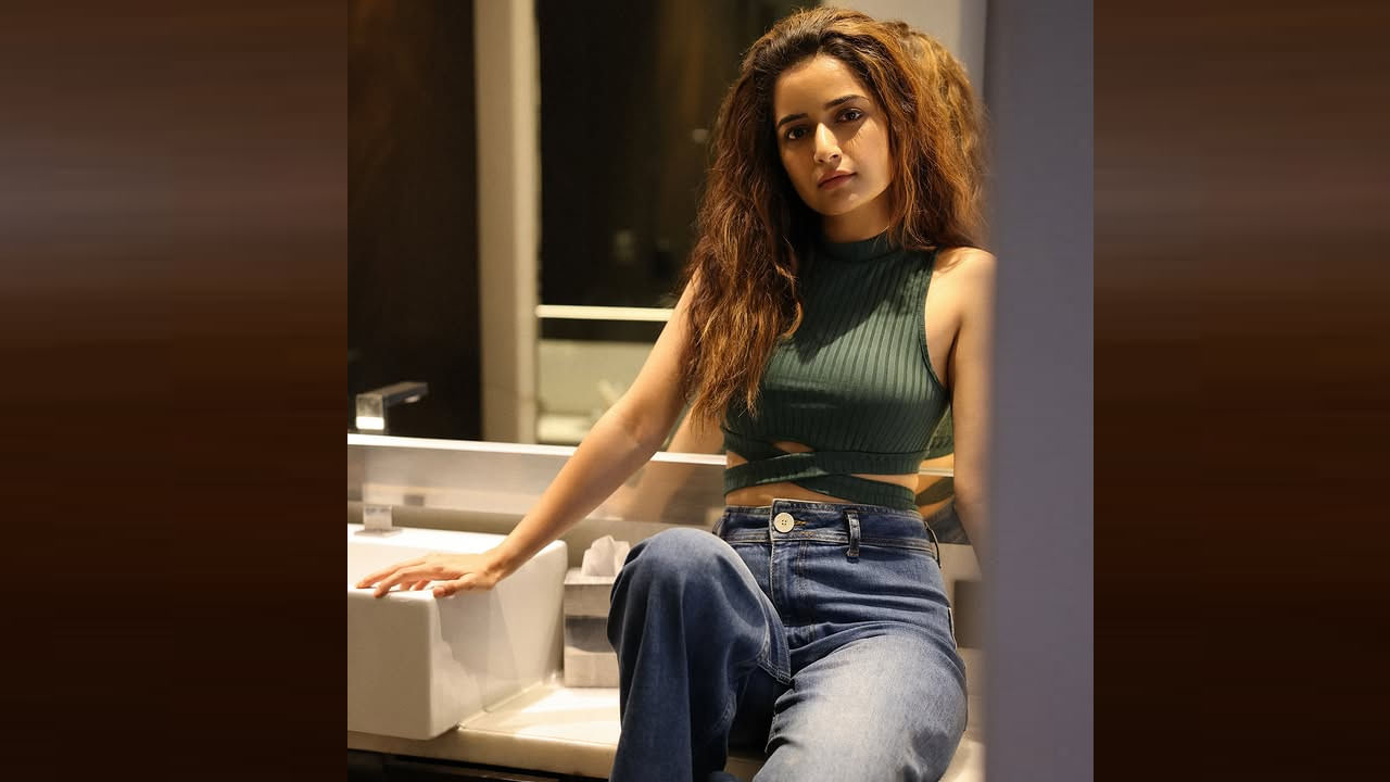 2023లో అమిగోస్ చిత్రంలో హీరోయిన్ గా తెలుగు తెరకు పరిచయం అయింది. గత ఏడాది నా సామీ రంగ చిత్రంలో కనిపించింది. ఈ రెండు సినిమాలు ఆశించిన విజయాన్ని అందుకోలేకపోయిన.. తన అందంతో తెలుగు కుర్రాళ్ల మనుసు దోచేసింది ఈ బ్యూటీ. ప్రస్తుతం తెలుగు విశ్వంభరలో నటించింది. 