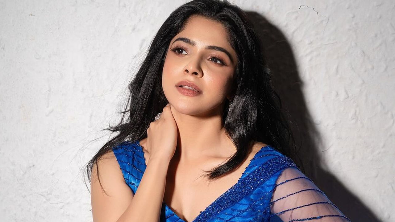 ప్రస్తుతం తమిళంలో విజయ్ సేతుపతి మహారాజ, ఆసై, మదిల్ మేల్ కాదల్ వంటి చిత్రాల్లో హీరోయిన్ గా నటిస్తుంది. జబర్దస్త్ ఫేమ్ సుడిగాలి సుధీర్ కి జోడిగా G.O.A.T గ్రేటెస్ట్ అఫ్ అల్ టైం అనే చిత్రంతో తెలుగు తెరకు పరిచయం కానుంది.