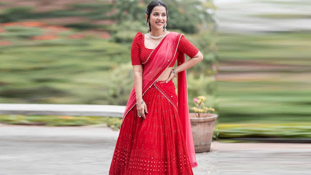 విశాఖపట్నానికి చెందిన ఈ వయ్యారి సోషల్ మీడియాలో బాగా ఫేమస్. చేసింది తక్కువ సినిమాలైన ఈ ముద్దుగుమ్మకి కుర్రాళ్లలో ఫాలోయింగ్ చాల ఎక్కువగానే ఉంది. తాజాగా సోషల్ మీడియా ఈ బ్యూటీ ఫోటోలు తెగ వైరల్ చేస్తున్నారు కుర్రకారు.