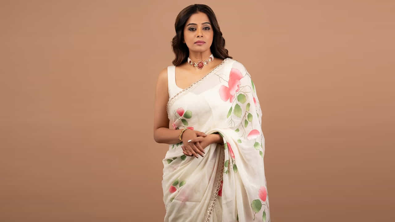 చదువుకునే రోజుల్లో కాంచీపురం సిల్క్, ఈరోడ్ భరణి సిల్క్స్, లక్ష్మి సిల్క్స్లకు మోడల్గా చేసింది ఈ బ్యూటీ. పాఠశాలలో ఉన్నప్పుడు కొన్ని కల్చరల్ యాక్టీవిషస్, క్రీడలు వంటి వాటిలో చురుకుగా పాల్గొనేది ఈ వయ్యారి భామ.