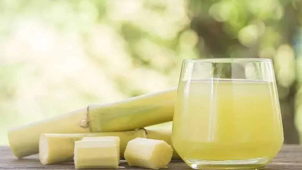 శీతాకాలం ముగిసి వేసవి ప్రారంభమైంది. ప్రకృతిలో వేసవి వేడి క్రమంగా పెరుగుతోంది. ఉష్ణోగ్రత పెరిగే కొద్దీ సాధారణంగా దాహం పెరుగుతుంది. ఇలాంటి సమయాల్లో తరచుగా శీతల పానీయాలు తాగాలని అనిపించడం సహజం. చాలా మంది చెరకు రసం తాగాలని కోరుకుంటారు. ఈ జ్యూస్‌ తాగడం వల్ల అనేక ఆరోగ్య ప్రయోజనాలు ఉన్నప్పటికీ, దీనిని తరచుగా తాగడం ఆరోగ్యానికి మంచిది కాదని నిపుణులు అంటున్నారు.