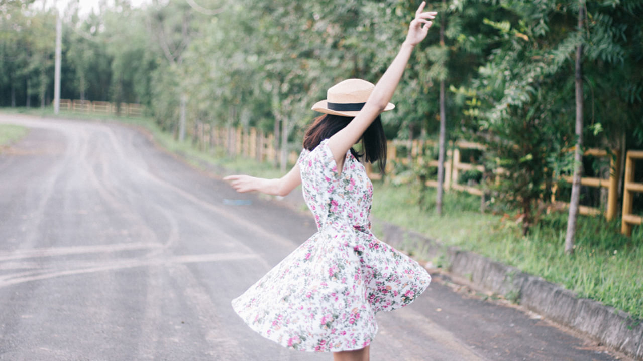 తెలివిగా దుస్తులు ధరించండి: వదులుగా, లేత రంగు కాటన్ దుస్తులను ధరించండి. ఎల్లప్పుడూ బయట టోపీ, స్కార్ఫ్ లేదా గొడుగును తీసుకెళ్లండి. డార్క్ కలర్ బట్టలు వేడిని త్వరగా గ్రహిస్తాయి. దీంతో చమట ఎక్కువ పడుతుంది. 