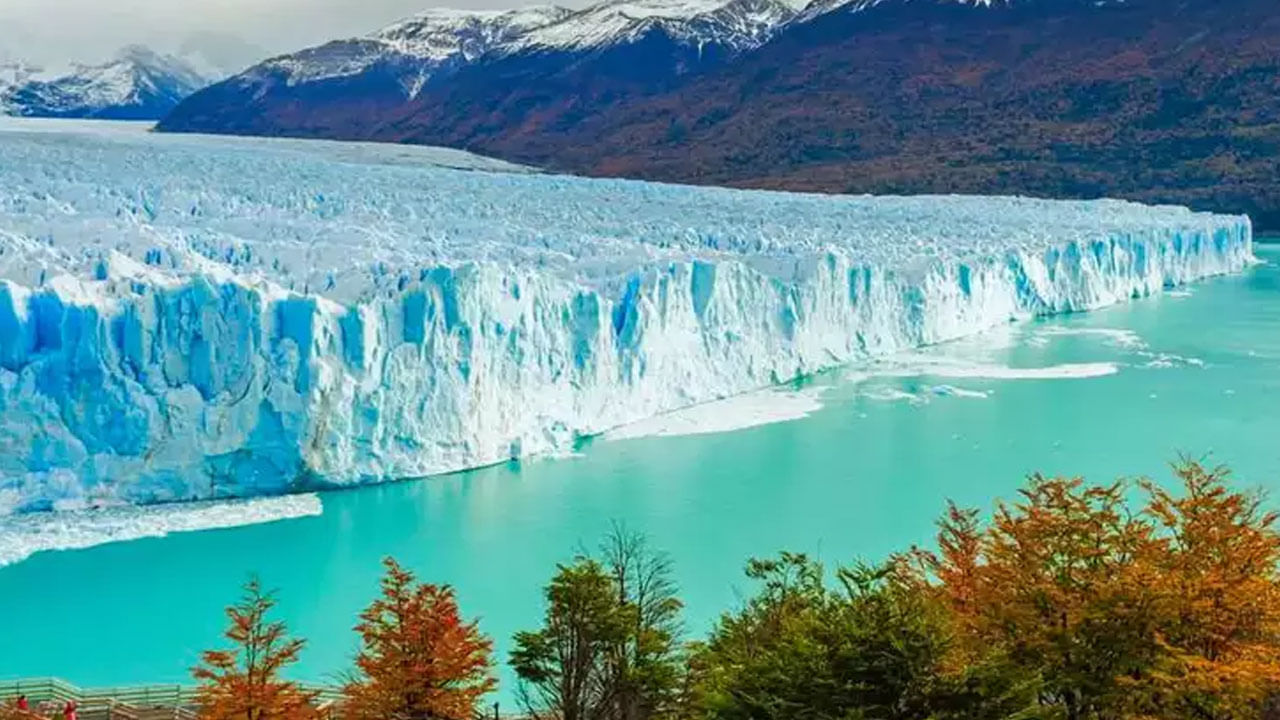 చిరపుంజీగా పిలవబడే మేఘాలయలోని సోహ్రా ప్రాంతం గురించి ప్రత్యేకంగా చెప్పాల్సిన పని లేదు. ఇక్కడ సమ్మర్‌లో వాతావరణం చాలా కూల్‌గా ఉంటుంది. ఇక్కడి నదులు, జలపాతాలు, మంచుతో కప్పబడిన కొండలు చాలా ఆహ్లాదాన్ని ఇస్తాయి. వేసవిలో ఇక్కడికి వెళ్తే ఆ ఆనందమే వేరు.