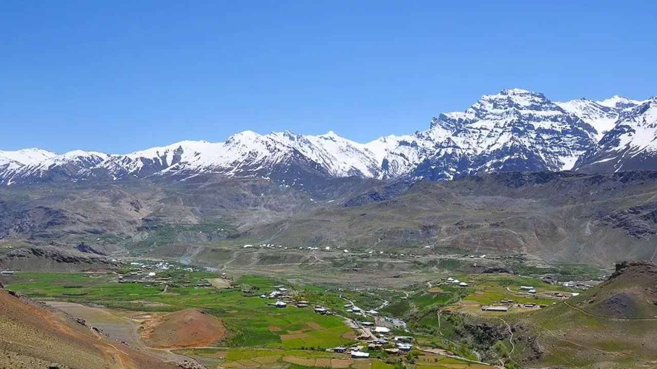 సమ్మర్‌లో పర్యాటకులను ఆకర్షిస్తున్న ప్రదేశాలలో సోనమార్గ్ ఒకటి. ఇది అందమైన సరుసులు, పొగమంచుతో కప్పి ఉంటుంది. సమ్మర్ టూర్‌కు ఈ ప్లేస్ బెస్ట్.