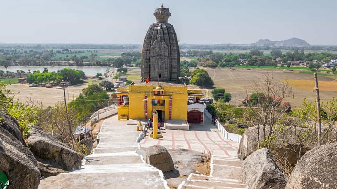ఔరంగబాద్ దేవ్ సూర్య దేవాలయం: బీహార్‌లోని ఔరంగాబాద్ జిల్లాలో సూర్యదేవుని ప్రత్యేకమైన ఆలయం ఉంది. దీనిని డియో సన్ టెంపుల్ అని కూడా అంటారు. విశ్వకర్మ ఈ సూర్య దేవాలయాన్ని ఒకే రాత్రిలో నిర్మించాడని నమ్ముతారు. అంతేకాదు ఈ ఆలయం ప్రధాన ద్వారం తూర్పు వైపు కాకుండా పశ్చిమం వైపు ఉంది. ఏడు రథాలపై ప్రయాణించే సూర్య భగవానుడి మూడు రూపాలను ఇక్కడ చూడవచ్చు. మత విశ్వాసాల ప్రకారం ఈ సూర్య దేవాలయ ద్వారం రాత్రి సమయంలో స్వయంచాలకంగా మరొక దిశకు మారిపోయింది.
