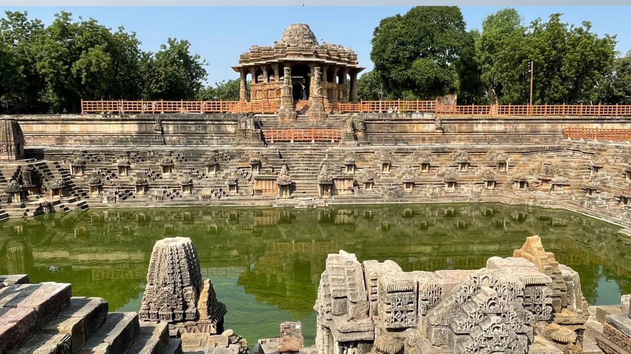 మోధేరా సూర్య దేవాలయం: గుజరాత్‌లో ఉన్న మోధేరా సూర్య దేవాలయం దీని నిర్మాణ శైలితో పపంచ వ్యాప్తంగా ప్రసిద్ధిగాంచింది. దీనిని సోలంకి రాజవంశానికి చెందిన రాజు భీమ్‌దేవ్ I 1026 ADలో నిర్మించాడు. మోధేరా సూర్య దేవాలయం రెండు భాగాలుగా నిర్మించబడిందని.. అందులో మొదటి భాగం గర్భగుడి.. రెండవ భాగం అసెంబ్లీ హాలు అని మీకు తెలియజేద్దాం. అదే సమయంలో, సూర్యోదయ సమయంలో సూర్యకిరణాలు నేరుగా గర్భగుడిలోకి పడే విధంగా ఆలయం నిర్మించబడింది.