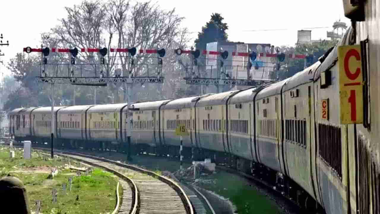 Indian Railway: వామ్మో.. ఈ రైతు సామాన్యుడు కాదు.. ఏకంగా సొంత రైలే ఉంది..! ఎక్కడో కాదండోయ్..