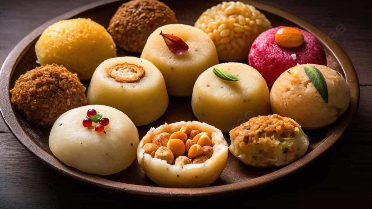 స్వీట్స్ అంటే ఎవరికి ఇష్టం ఉండదు చెప్పండి.. దాదాపు ప్రతి ఒక్కరూ తీపి రుచులు ఆస్వాదించేవారే. అయితే మనలో చాలా మంది స్వీట్స్ తిన్న తర్వాత, వెంటనే నీళ్ళు తాగుతారు. ఇది దాదాపు అందరికీ ఉండే అలవాటు. కానీ ఇలా స్వీట్లు తిన్న తర్వాత నీళ్లు తాగితే ఒంట్లో ఏమి జరుగుతుందో తెలుసా? దీని గురించి నిపుణులు ఏమి చెబుతున్నారో ఇక్కడ తెలుసుకుందాం..