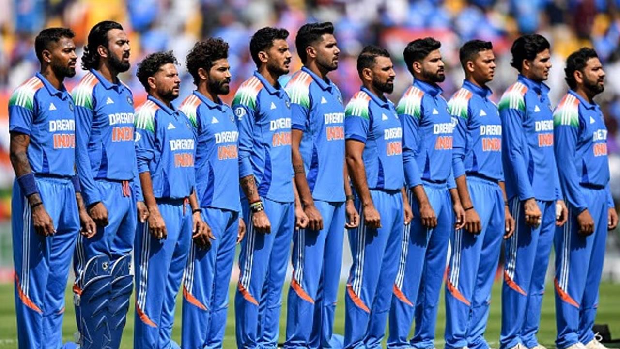 BCCI New Central Contract: టీం ఇండియా ఆటగాళ్లకు కొత్త కేంద్ర ఒప్పందం రాబోతోంది. దీని కింద వారు వచ్చే ఏడాది పాటు BCCIతో ఒప్పందం కుదుర్చుకుంటారు. కొత్త కేంద్ర ఒప్పందంలో అనేక మార్పులను చూడొచ్చు. ఐదుగురు ఆటగాళ్ళు నేరుగా ఎలిమినేట్ కావడం దాదాపు ఖాయంగా కనిపిస్తోంది. ఛాంపియన్స్ ట్రోఫీ గెలిచిన తర్వాత కూడా, కొత్త ఒప్పందంలో రోహిత్, విరాట్ లను తగ్గించే అవకాశం ఉంది. బీసీసీఐ ప్రస్తుత కేంద్ర ఒప్పందంలో, గ్రేడ్ ఏ ప్లస్‌లో నలుగురు ఆటగాళ్ళు రోహిత్ శర్మ, విరాట్ కోహ్లీ, జస్‌ప్రీత్ బుమ్రా, రవీంద్ర జడేజా ఉన్నారు.