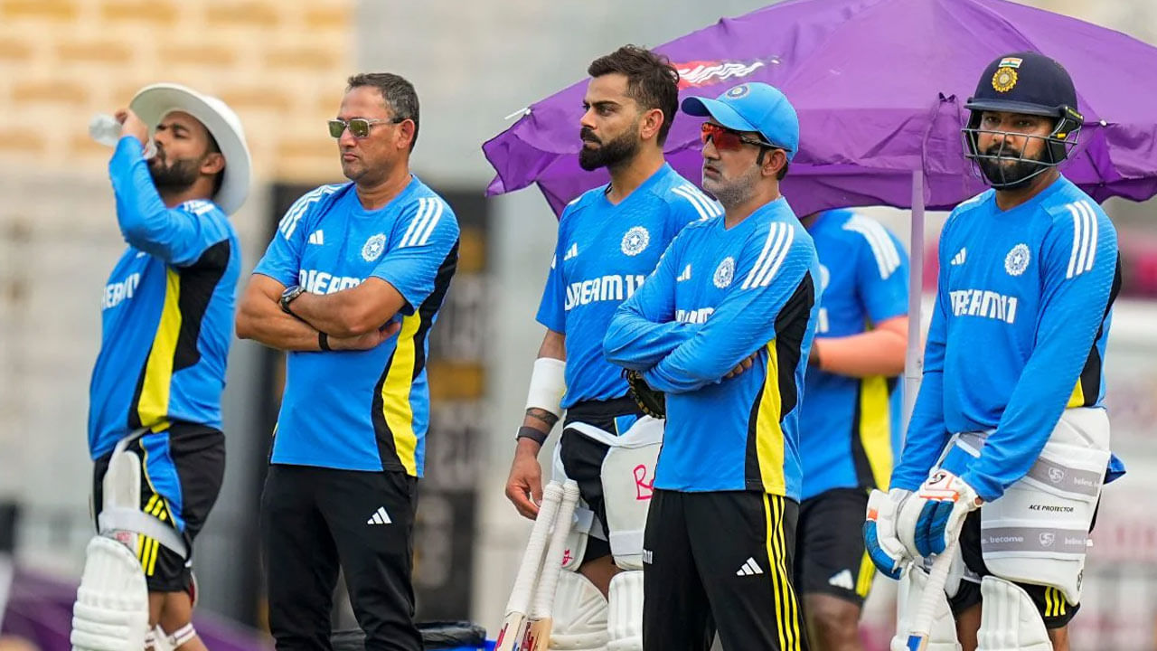 ఛాంపియన్స్ ట్రోఫీ 2025లో కేఎల్ రాహుల్ తన ఫినిషింగ్ నైపుణ్యాలతో అందరికీ ఎంఎస్ ధోనిని గుర్తు చేశాడు. ఎంఎస్ ధోని తన ఆత్మవిశ్వాసం, ప్రశాంత స్వభావం, పరిస్థితికి తగ్గట్టు ఆడడంలో ప్రసిద్ధి చెందాడు. అతను టీం ఇండియా తరపున చాలా మ్యాచ్లకు మాంచి ఫినిషింగ్ టచ్ ఇచ్చాడు. ధోని ఎప్పుడూ మ్యాచ్ను చివరి వరకు తీసుకెళ్లేవాడు. మ్యాచ్ ముగిసిన తర్వాత మాత్రమే పెవిలియన్కు తిరిగి వచ్చేవాడు. ఈసారి కూడా కేఎల్ రాహుల్ అలాంటిదే చేశాడు. తన దృఢమైన బ్యాటింగ్తో భారత జట్టును ఇబ్బందుల నుంచి బయటపడేసి విజయపథంలో నడిపించాడు. జట్టు ఒత్తిడిలో ఉన్నప్పుడు రాహుల్ పరుగులు సాధించడమే కాకుండా మ్యాచ్ను తనకు అనుకూలంగా మార్చుకుని మ్యాచ్ను ముగించాడు.