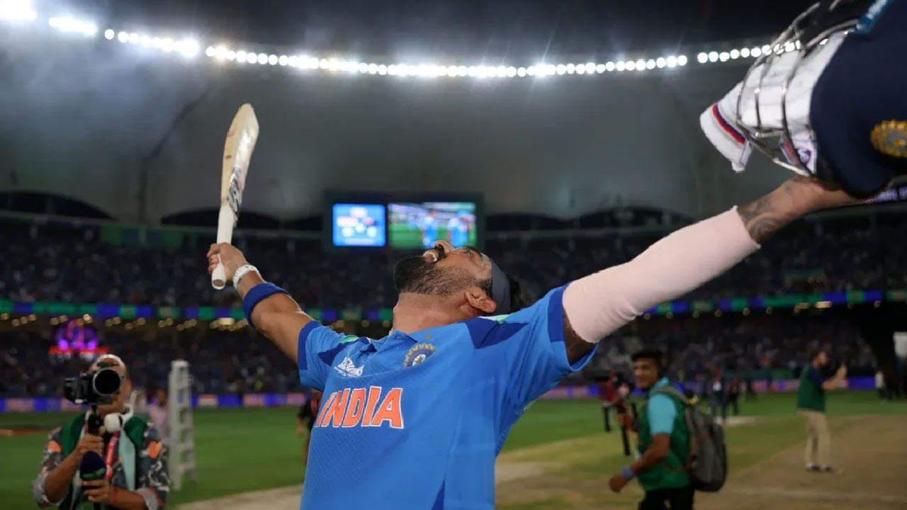 ఛాంపియన్స్ ట్రోఫీ 2025కి ముందు భారత జట్టు బ్యాటింగ్ ఆర్డర్లో కీలక మార్పు చేయాలని గౌతమ్ గంభీర్ నిర్ణయించుకున్నాడు. అక్షర్ పటేల్కు 5వ స్థానంలో ఆడే బాధ్యత ఇచ్చాడు. కాగా, కేఎల్ రాహుల్ను ఆరో స్థానంలో ఆడించాడు. గంభీర్ ఈ ఎత్తుగడ పూర్తిగా సరైనదని నిరూపింతమైంది. కేఎల్ రాహుల్ ఈ టోర్నమెంట్లో బిగ్ మ్యాచ్ ఫినిషర్గా నిలిచాడు. తన అద్భుతమైన ఫినిషింగ్ నైపుణ్యాలతో, అతను అనేక కీలక మ్యాచ్లలో టీమ్ ఇండియాను విజయపథంలో నడిపించాడు. ఎటువంటి ఒత్తిడిలోనైనా బాగా రాణించగల సామర్థ్యం తనకు ఉందని నిరూపించాడు.