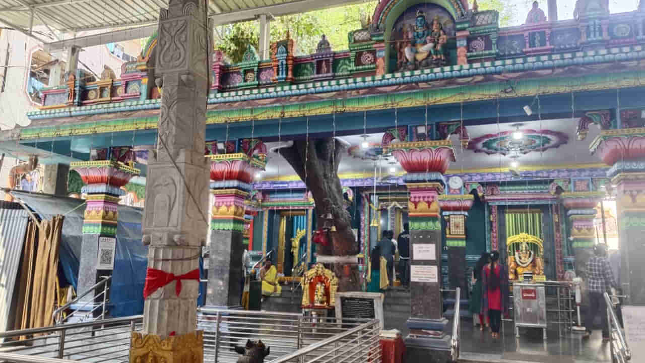 Hyderabad: అందరూ దేవుడ్ని మొక్కేందుకు గుడికొస్తే.. ఈ మహిళలు చేసిన పని చూస్తే..