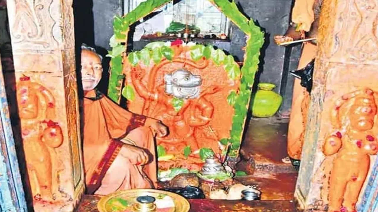 తెలంగాణలోని చింతలకుంట ఆంజనేయ స్వామి వారికి మద్యం, మాంసాన్ని నైవేద్యంగా సమర్పిస్తారు. వాటిని తిరిగి భక్తులకు ప్రసాదంగా అందిస్తారు. బహుశా ఈ ఒక్క హనుమాన్ ఆలయంలో మాత్రమే ఈ విధమైన ప్రసాదం ఉంటుంది.